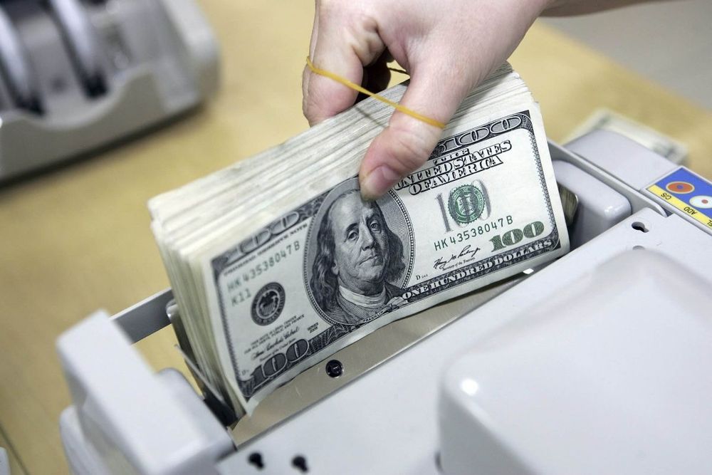 USD tự do giảm gần 3% trong tháng 4, khi lãi suất liên ngân hàng dao động quanh mức trần